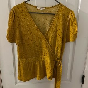 Super cute top!! Floral in lovely mustard yellow